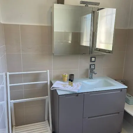 Renting Spacious 1 Bedroom In Center With A Parking Holiday home