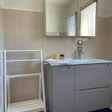 Renting Spacious 1 Bedroom In Center With A Parking Holiday home